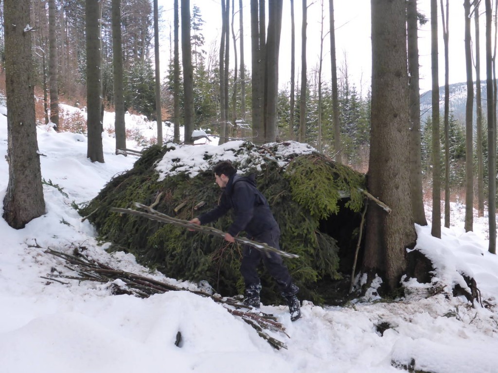 Rammener des perches de bois est assez fatiguant car elles sont situées assez loin et la neige rend difficile de marcher dans la forêt