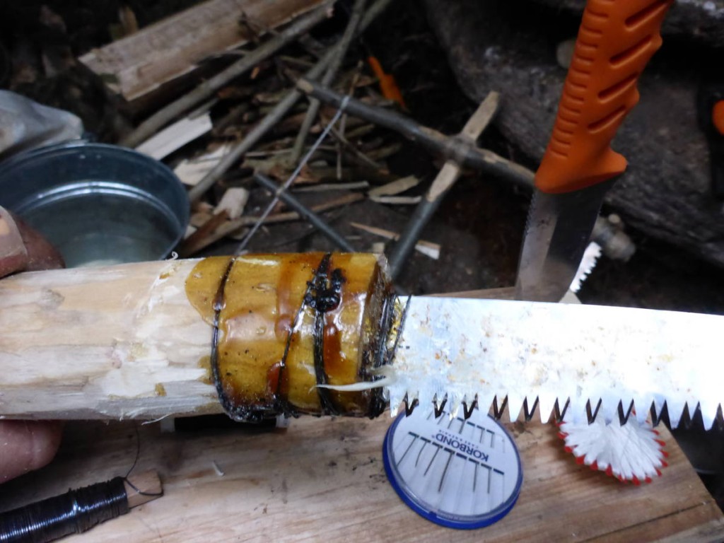 Réparation de ma petite scie à l’aide de résine de pins