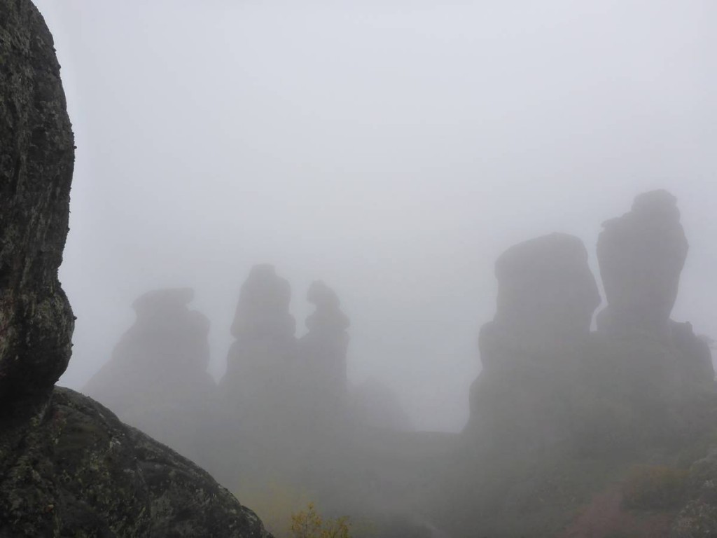 Les célèbres rochers de Belogradchik, sous la brume épaisse.