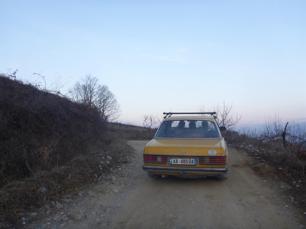 Le parc automobile de l'Albanie est constitué de près de 80% de Mercedes. Cela pour leur robustesse et leur facilité à réparer
