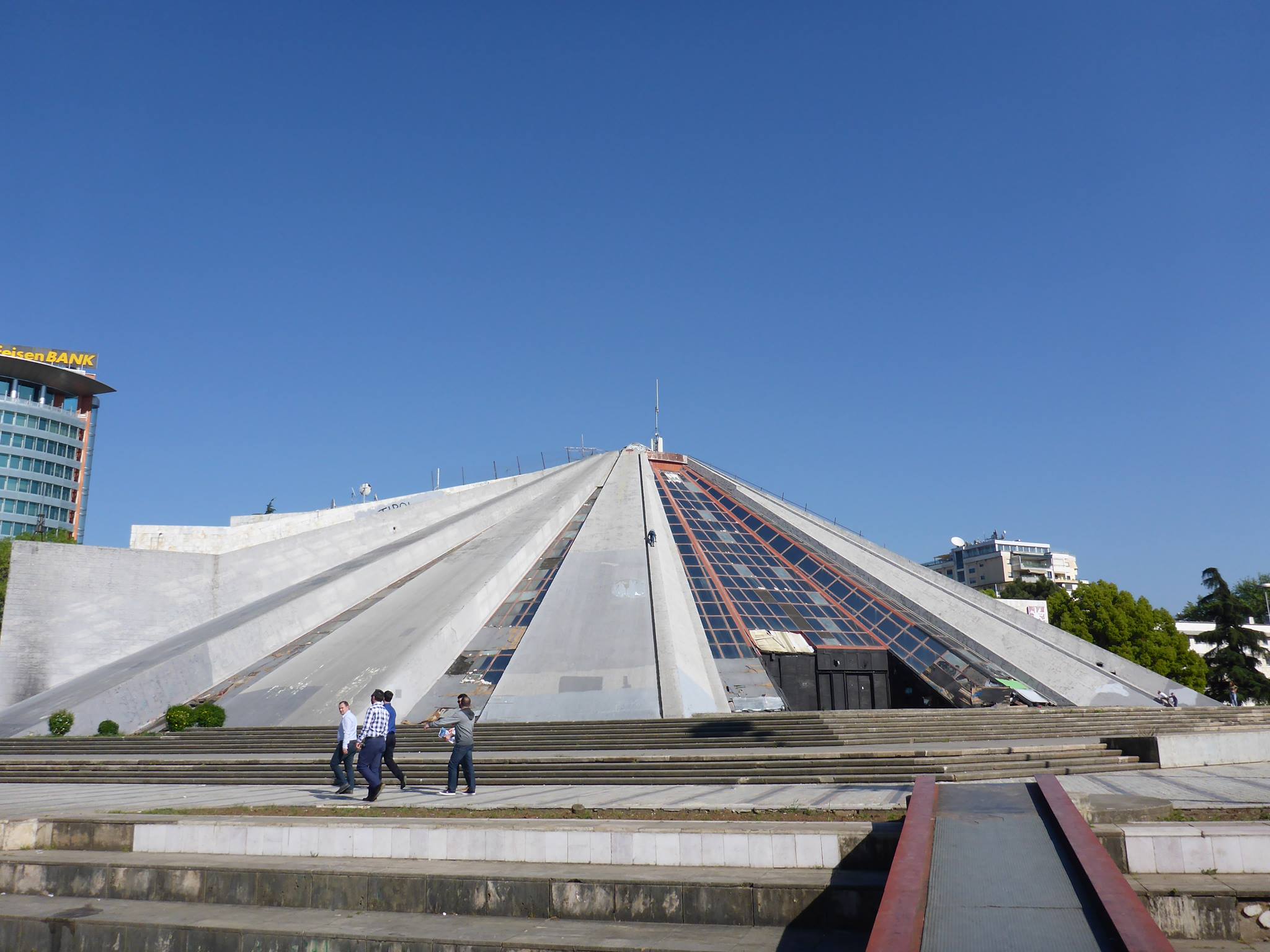 La pyramide de Tirana, anciennement un musée à la mémoire du dictateur Enver Hoxha et laissée à l'abandon depuis