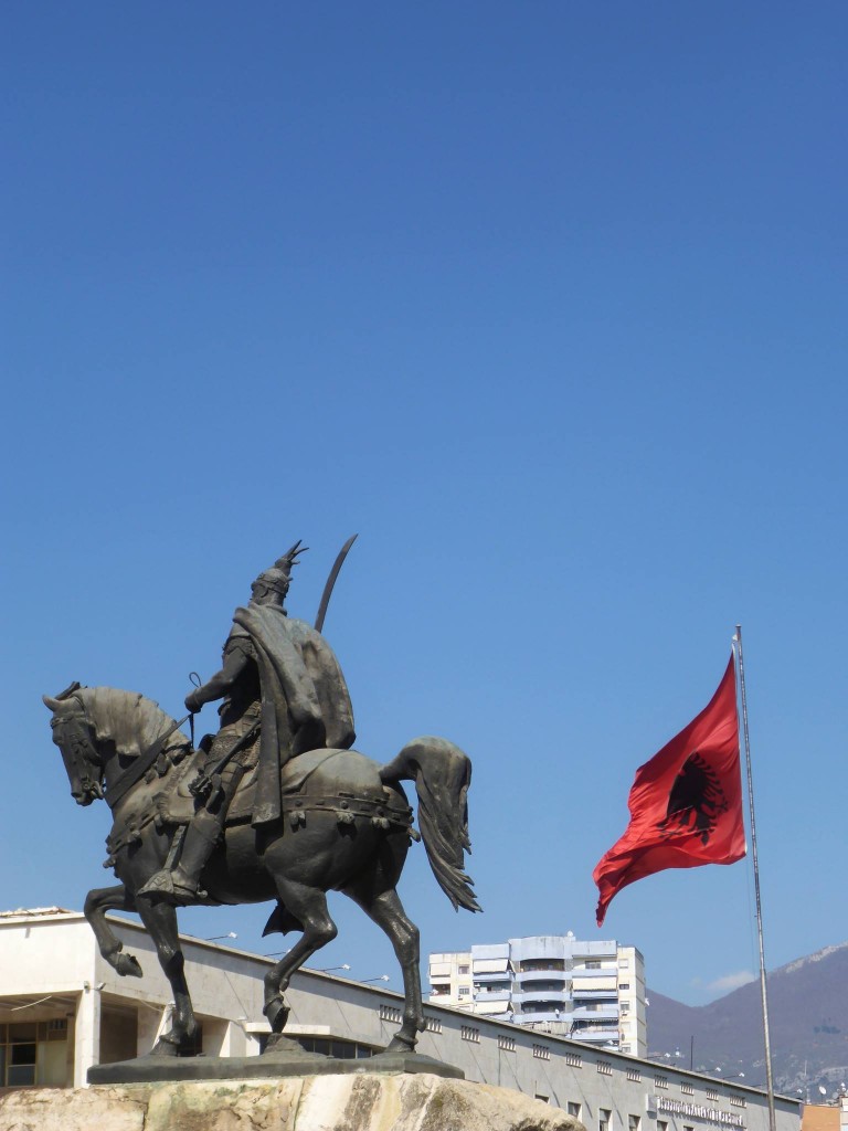 La statue de la place Skanderbeg, le héros national de l'Albanie.