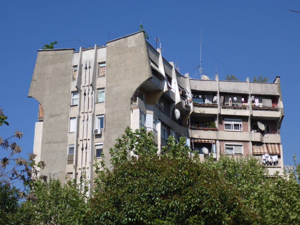 La ville de Tirana et ces immeubles sinistres