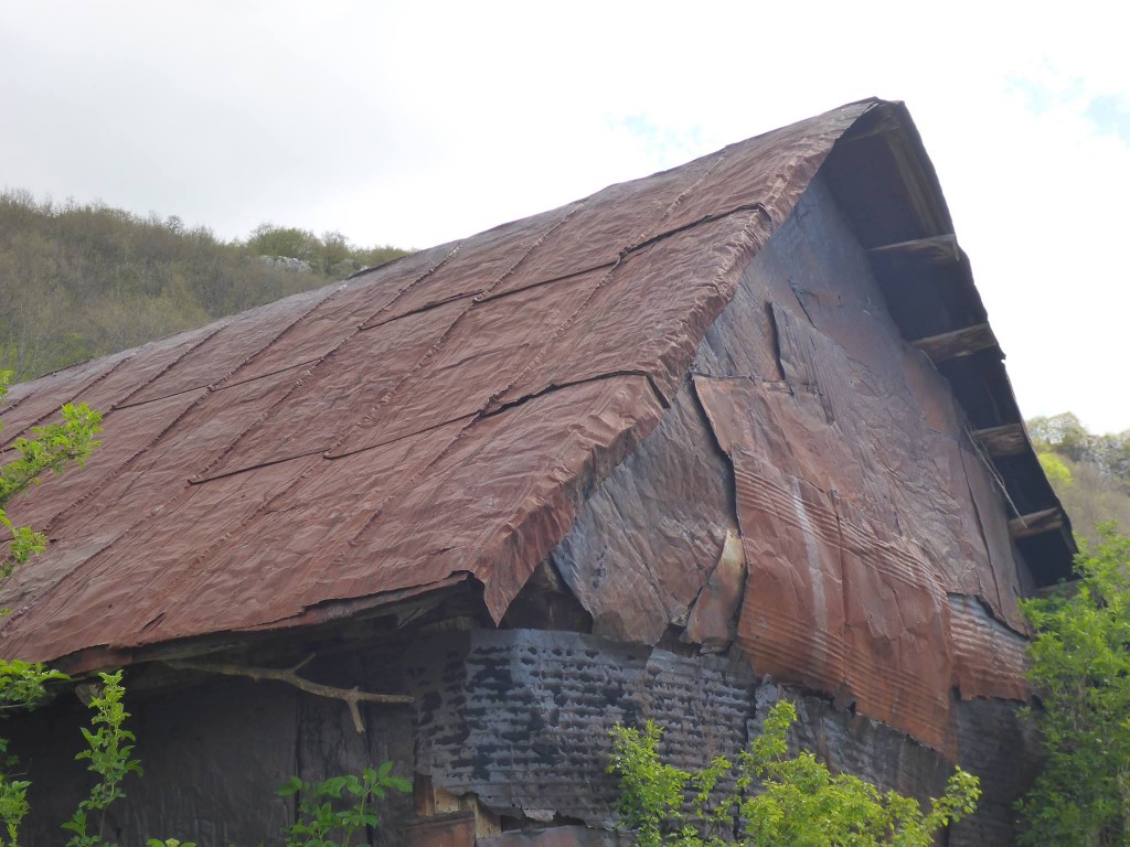 La méthode bosnienne de recouvrement de certaines maisons : Des bidons d'acier de 200 litres écrasés et fixés sur les parois et toits. Un style très particulier !