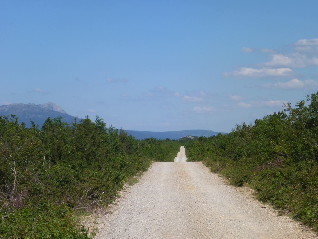 Le premier jour en Croatie se passe dans ce genre d'immenses plaines faites de piste de sable et d'arbustes secs