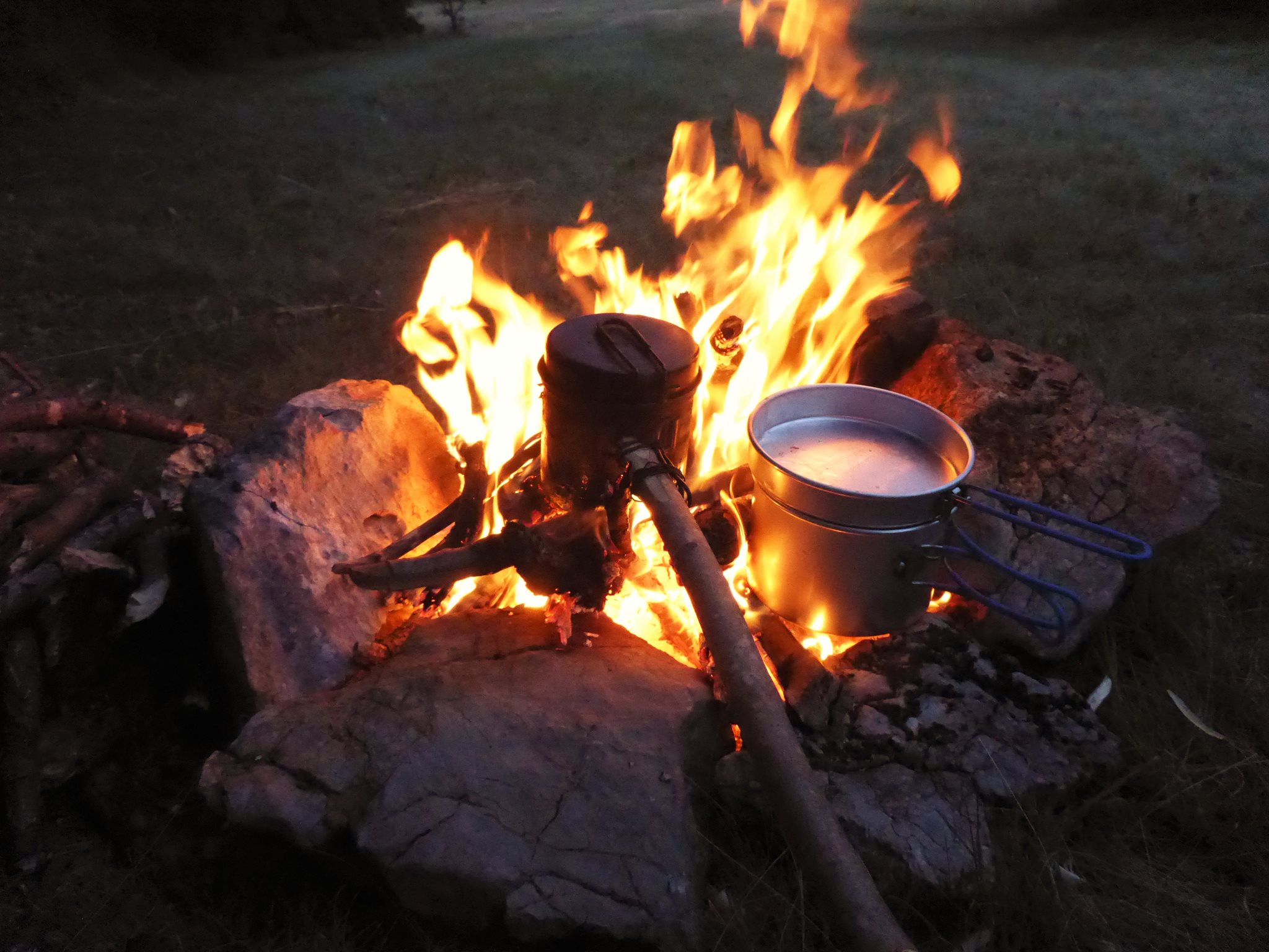 Une belle amitié c'est souvent à l'image de deux casseroles chauffant lentement dans un beau feu de bivouac...