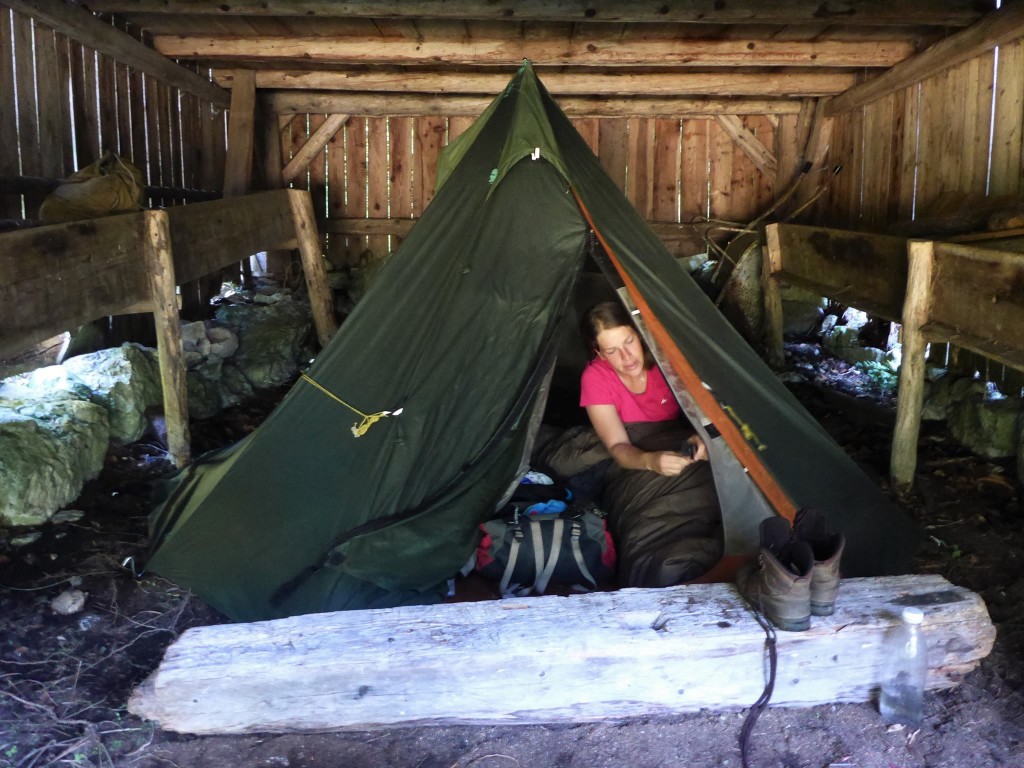 La pluie faisant des siennes, nous plantons la tente sous une vieille grange découverte dans les bois