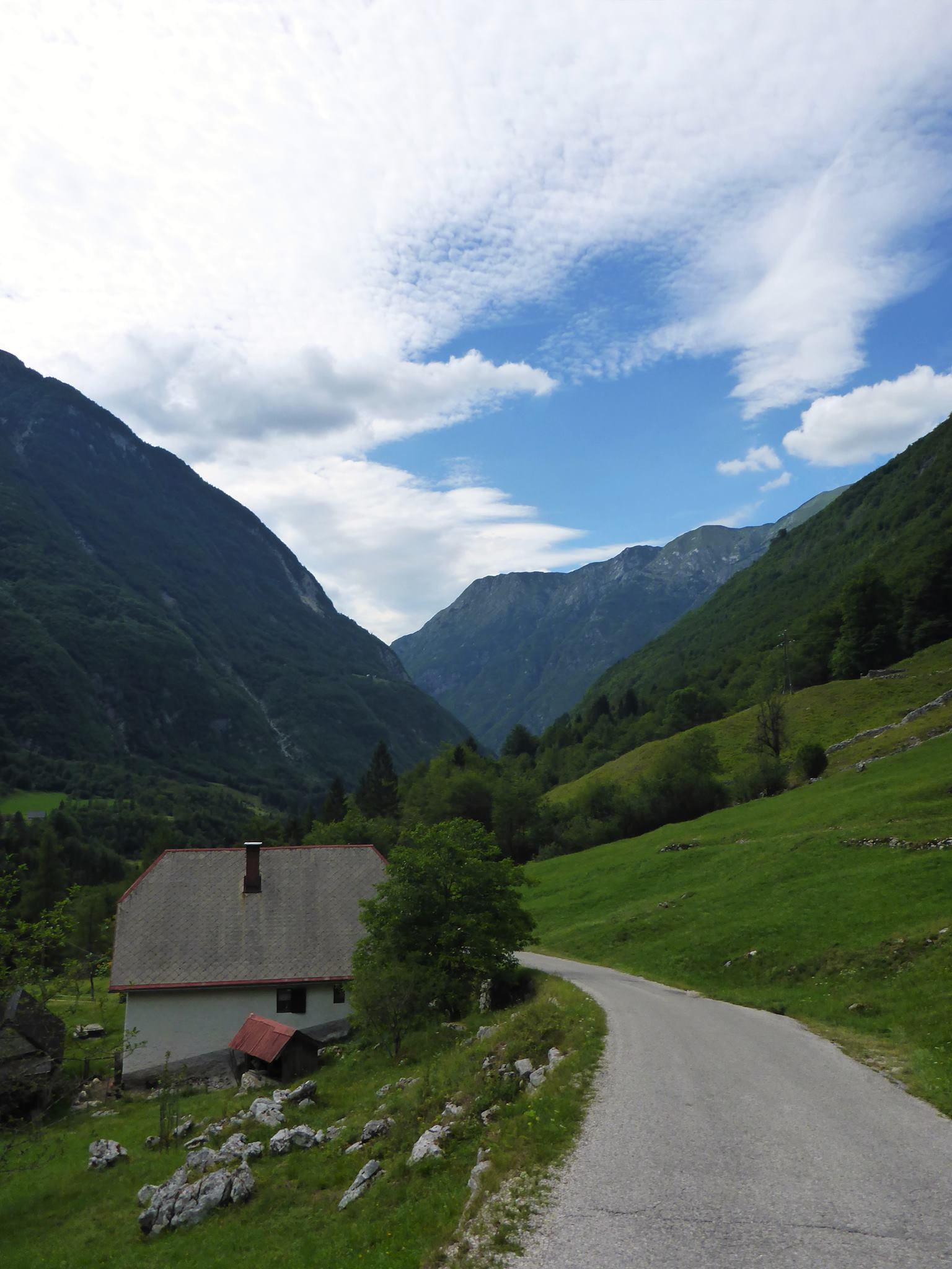 Nous marchons une journée dans la vallée afin de rejoindre le village de Bovec.
